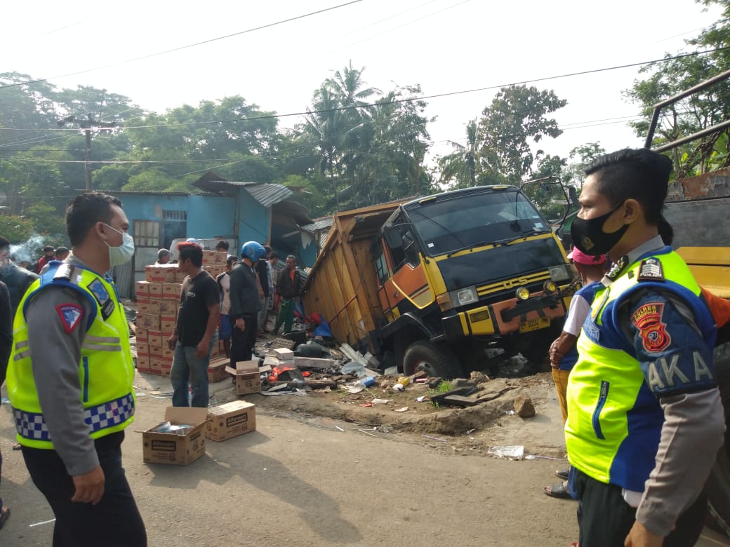 Tak Kuat Nanjak, Truk Tronton Terguling Hajar Bengkel Motor