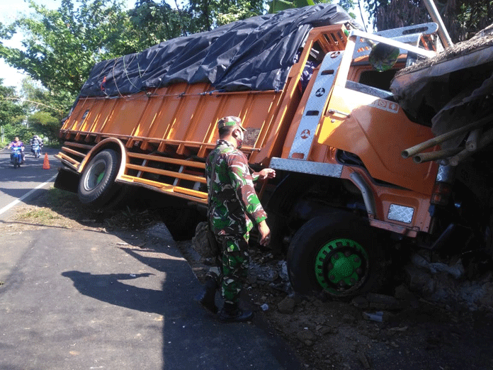 Pecah Ban, Truk Fuso Tabrak Warung