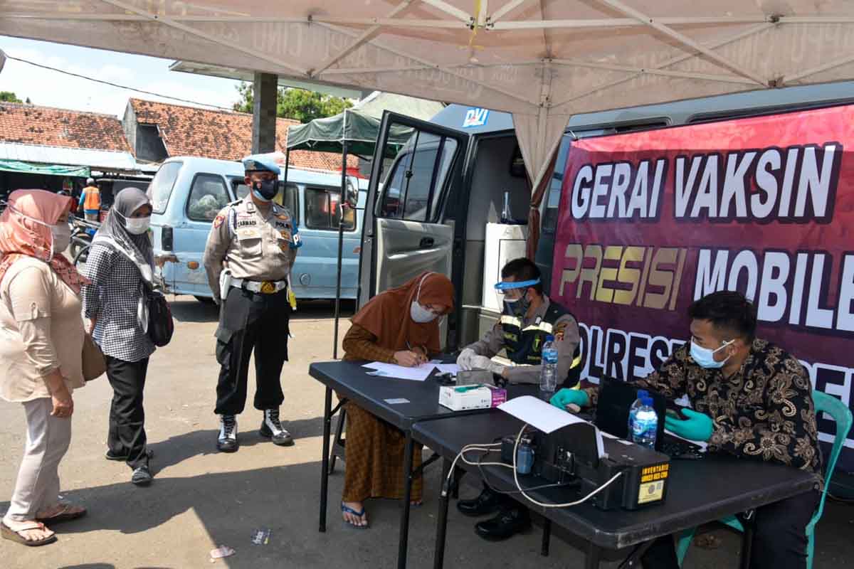 Gerai Vaksin Polresta Cirebon Menyasar Pasar Tradisional