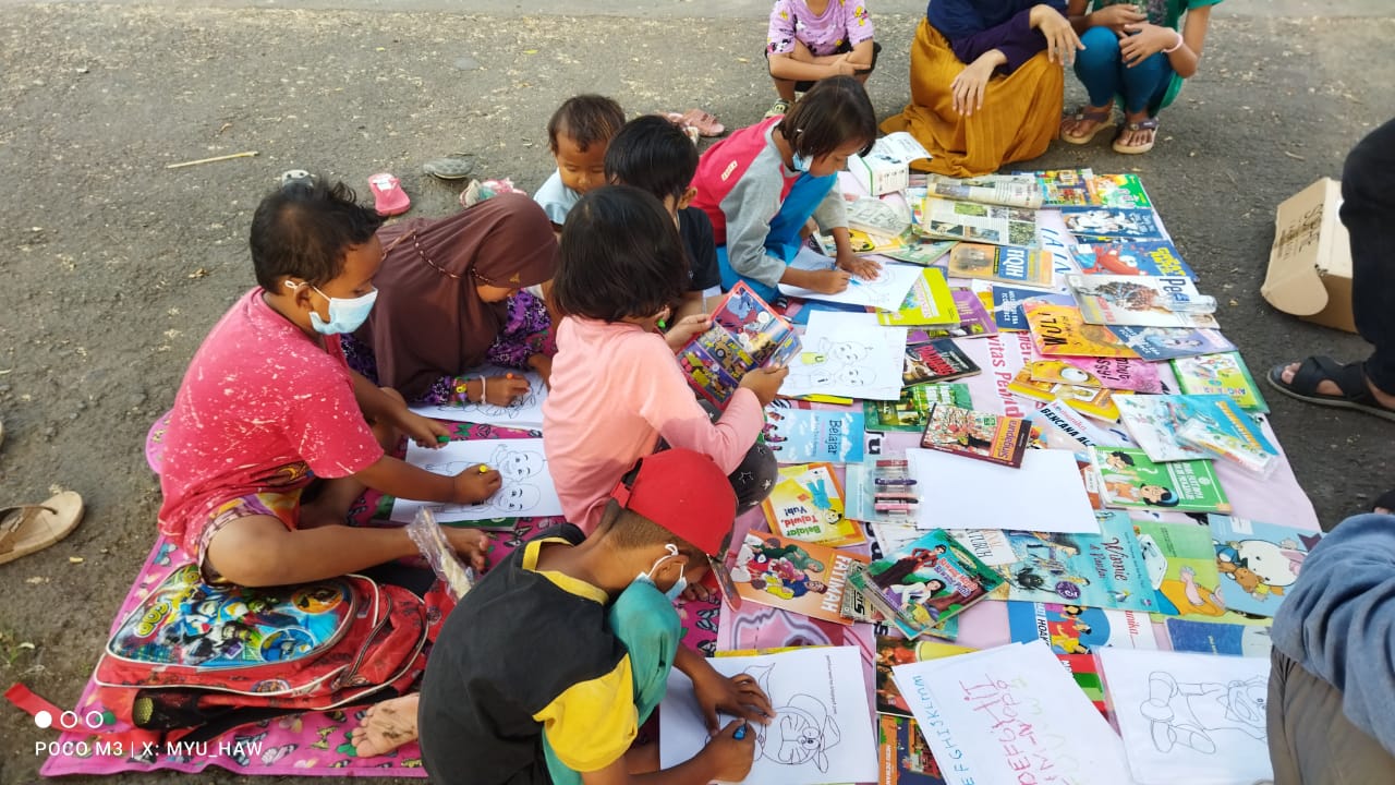 Mahasiswa KKN DR Gelar Lapak Buku Gratis dan Mewarnai di Desa Setu Kulon