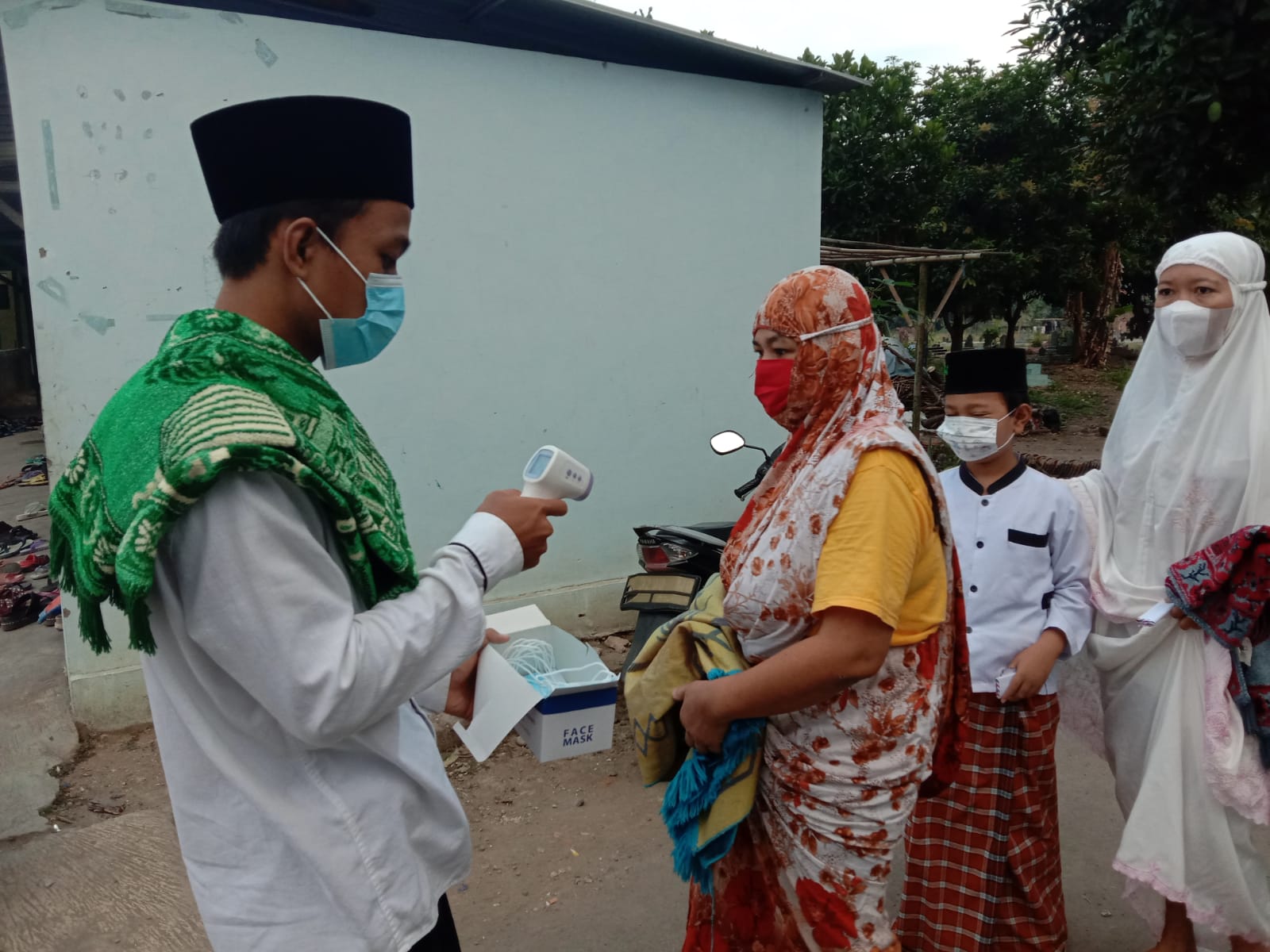 KKN di Desa Mirat, Mahasiswa IAIN Bagikan Masker kepada Jamaah Salat Idul Adha