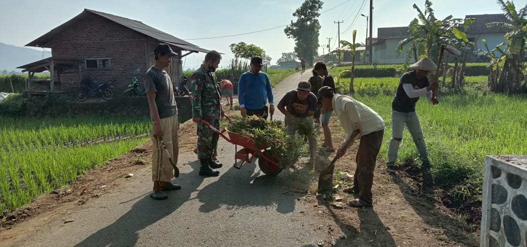 Warga Pasirhuni Tasikmalaya Gotong Royong Bebersih Lingkungan