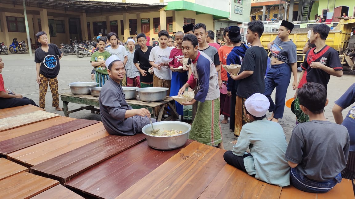 Mahasiswa PPL IAIN Cirebon Bantu Bagikan Daging Kurban