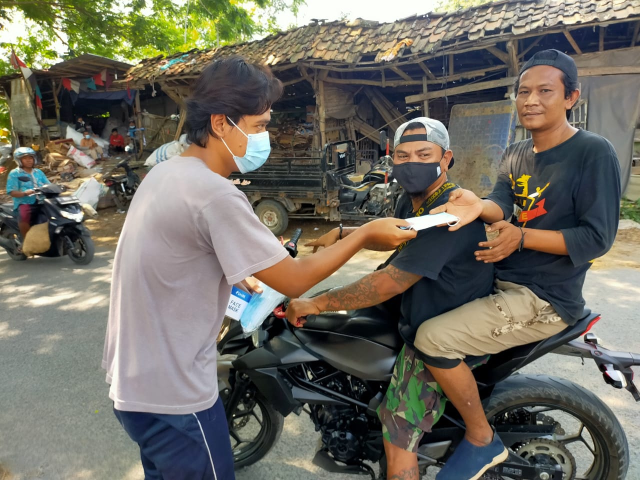 Tingkatkan Kesadaran Bahaya Covid-19, Mahasiswa KKN Bagikan Masker