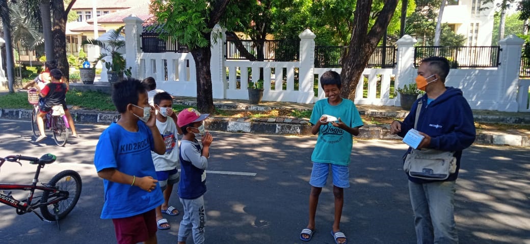 Jurnalis Cirebon Bagikan Ratusan Masker Kepada Anak-Anak