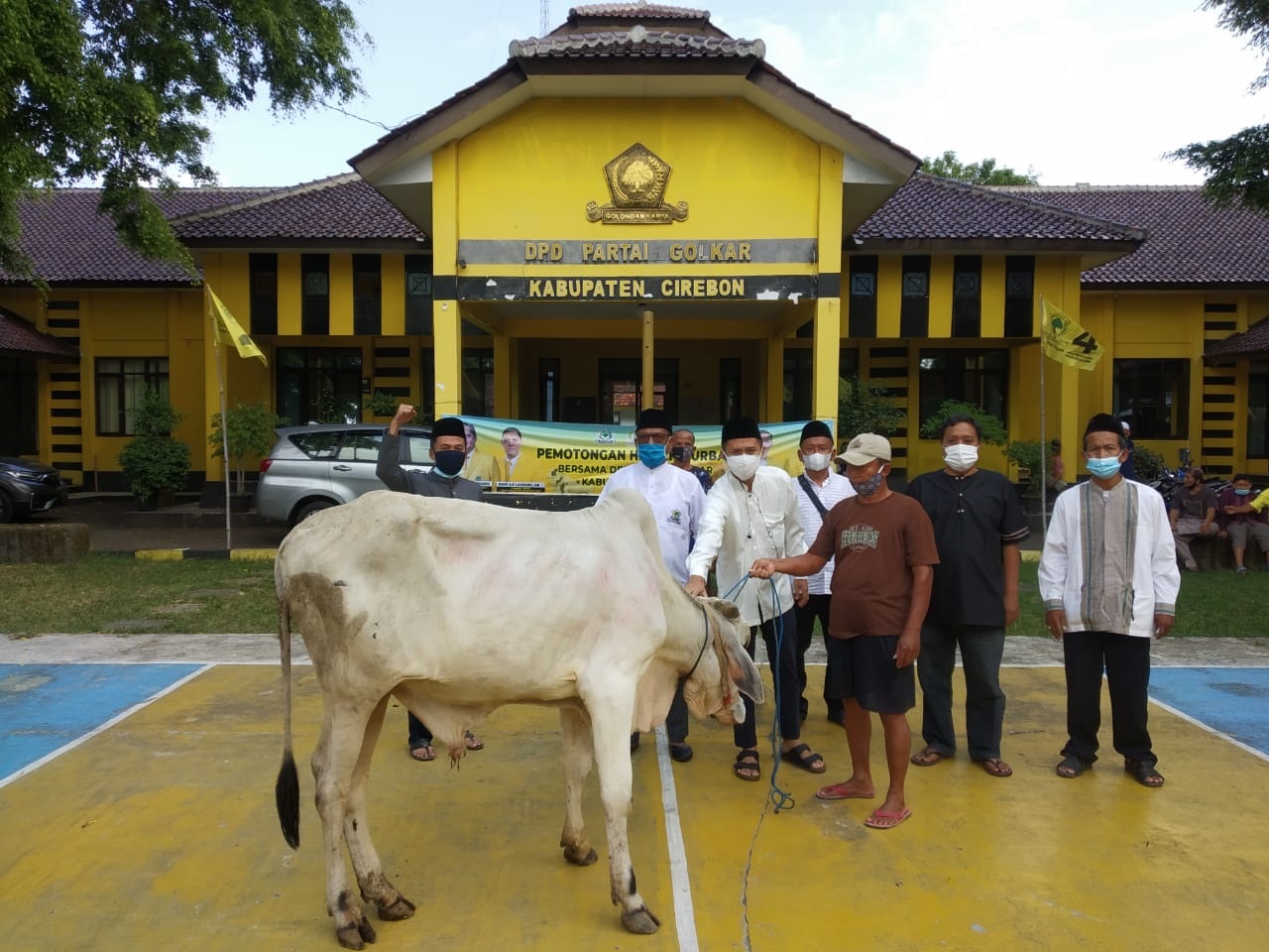 Peduli Pandemi, Golkar Bagikan Daging Kurban