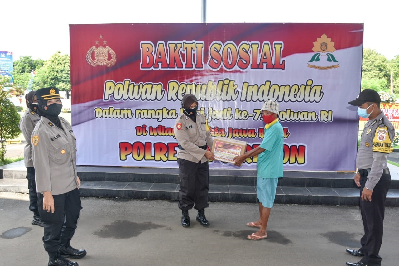 Peringati Hari Jadi ke-73, Polwan Polresta Cirebon Salurkan Ratusan Paket Baksos