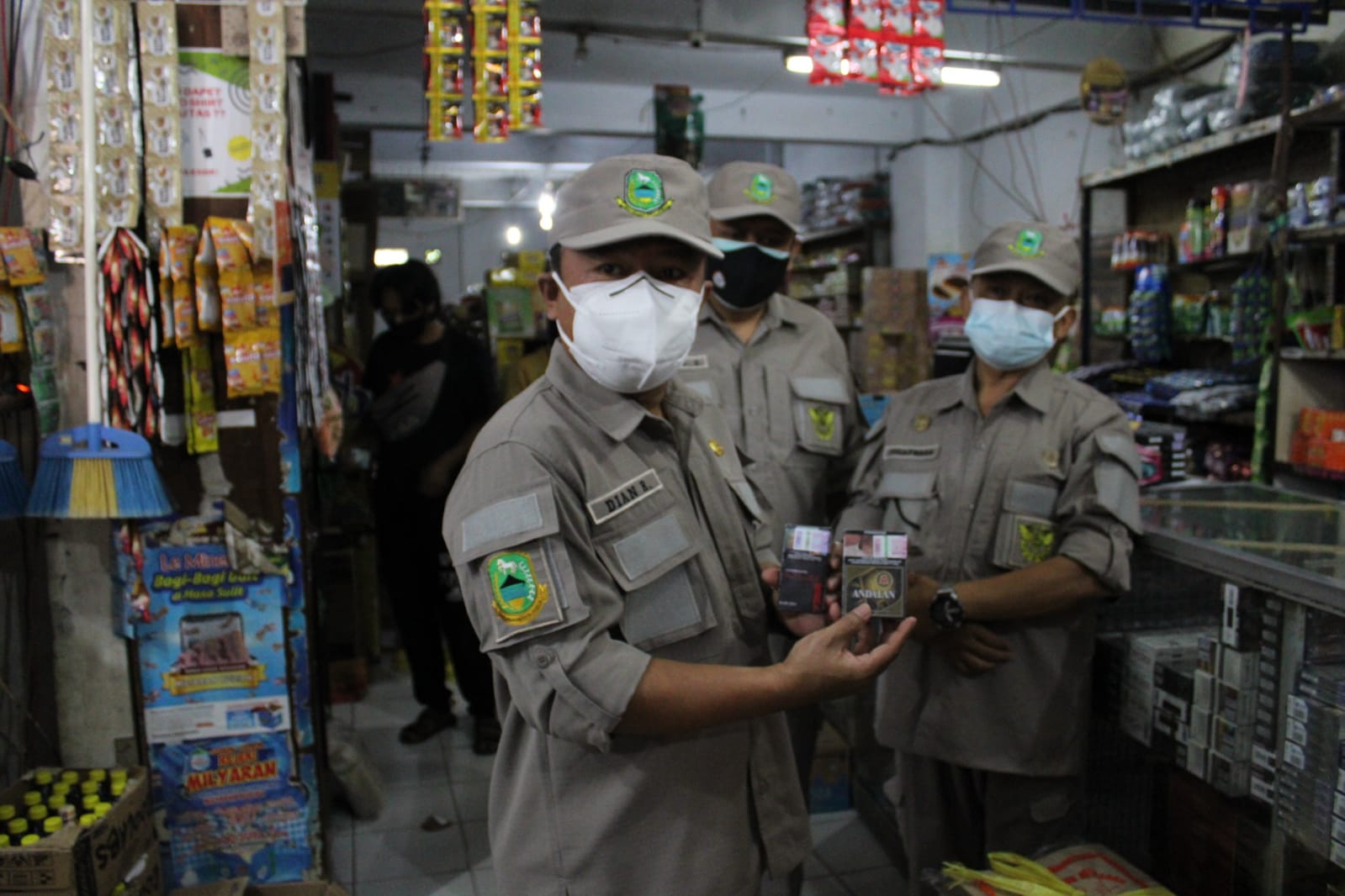 Bea Cukai Cirebon dan Pemkab Kuningan Sidak Toko yang Jual Rokok Ilegal