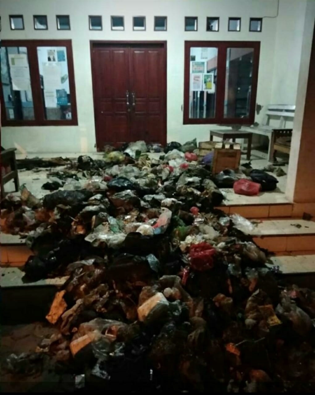 Lama Tak Diangkut, Warga Tumpahkan Sampah di Balai Desa