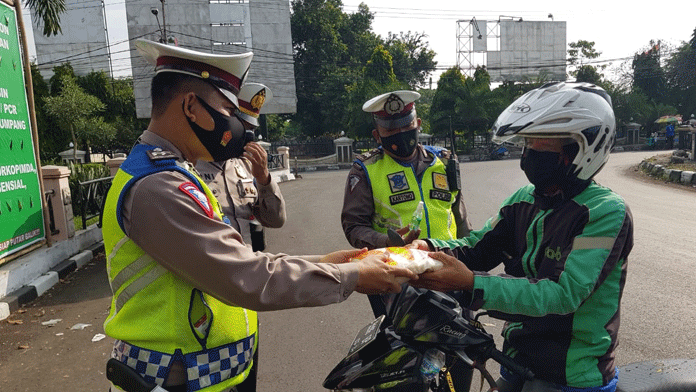 Pengendara Kena Sekat Dapat Ganti Rugi, Diberi Bingkisan Sembako oleh Petugas