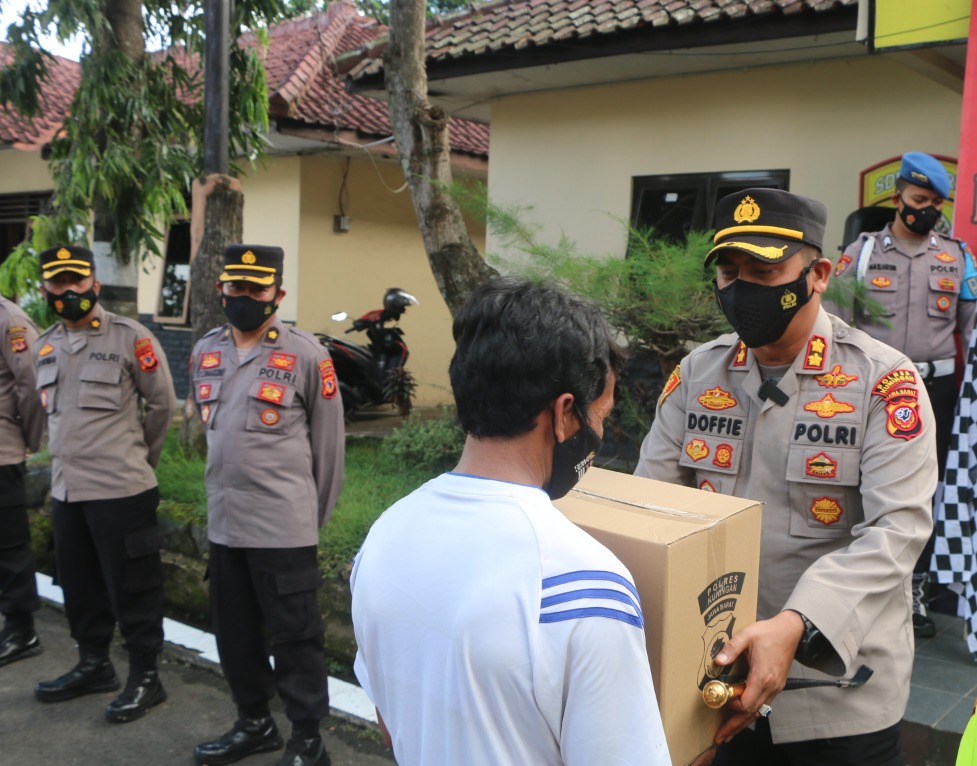 Peduli Masyarakat Polres Kuningan Bagikan Ribuan Paket Sembako