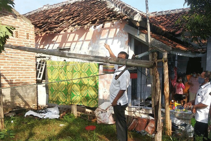 Puluhan Rumah Rusak Parah Diterjang Angin Kencang dan Hujan Deras