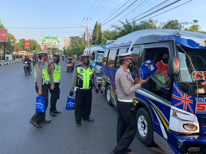 Petugas Bagi Bantuan di Pos Penyekatan