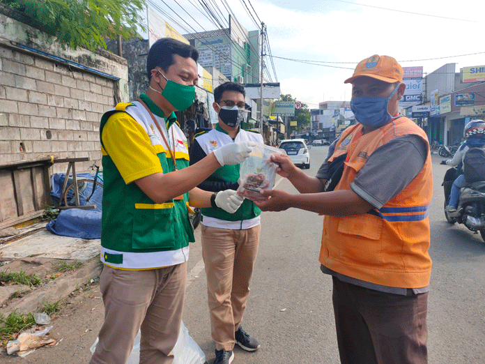 Baznas Bagi Daging Kurban untuk PKL-Tukang Parkir