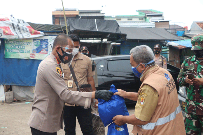 Polisi Tegas karena Peduli, Salurkan Bantu kepada Warga Terdampak PPKM