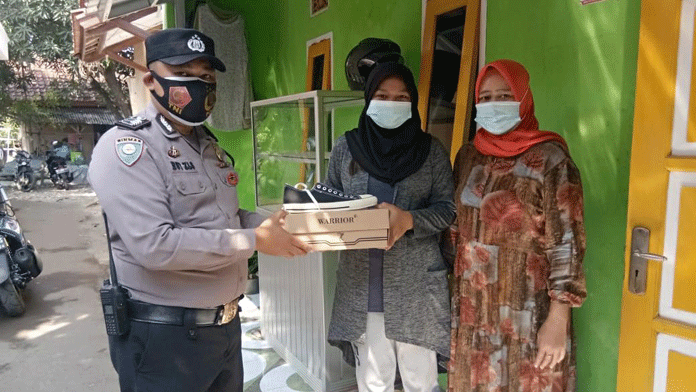 Pak Polisi Sisihkan Gaji untuk Membeli Sepatu Pelajar Yatim