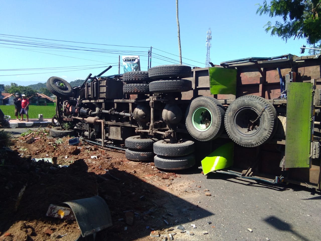 Rem Blong, Truk Fuso Tabrak Tugu Pertigaan