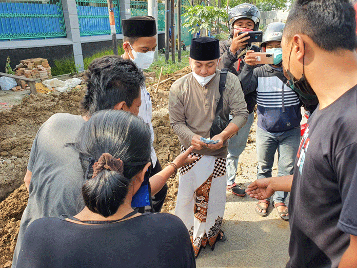 Sudah Setengah Miliar, Kang Ujang Tebar Uang  ke Masyarakat