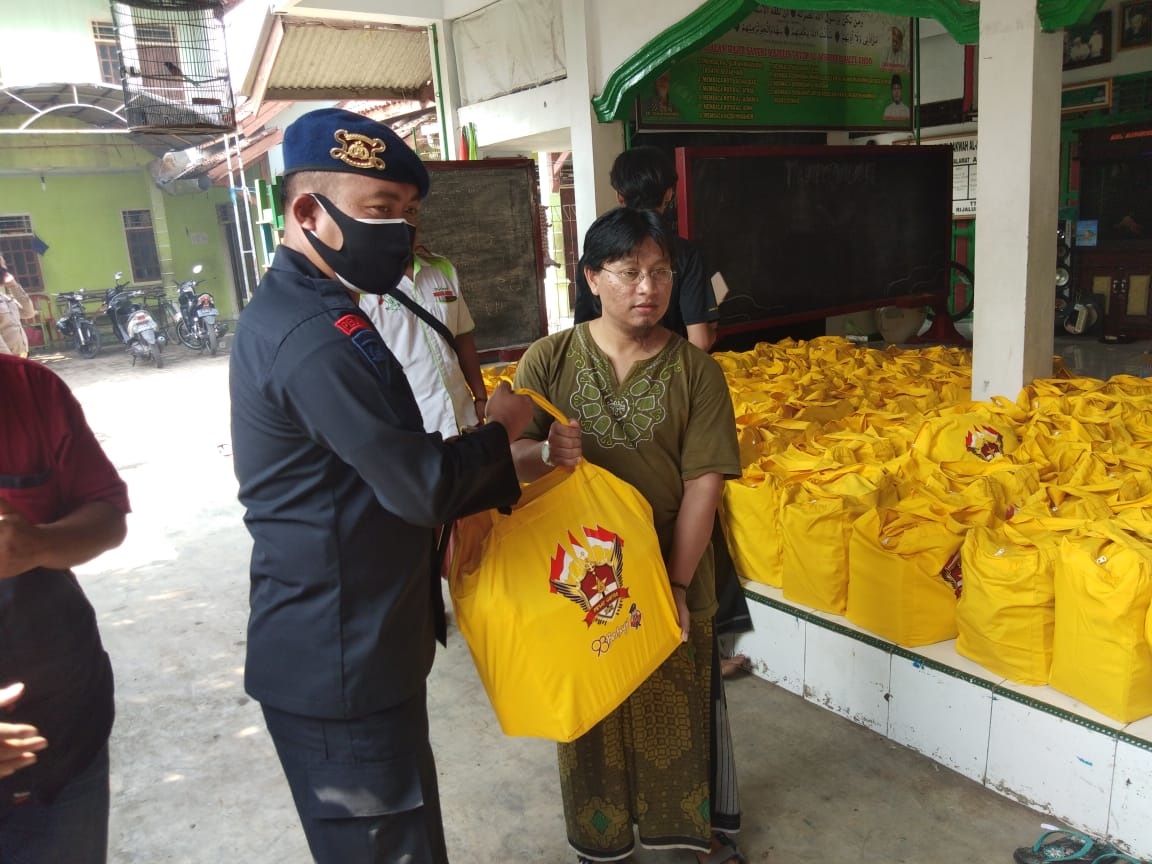 Brimob Bagikan Bantuan ke Pesantren