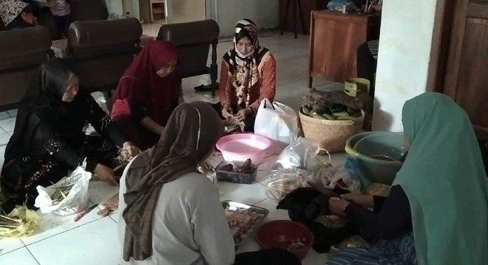 Warga Desa Cidenok, Majalengka Jaga Tradisi Muharram; Ibu-ibu Gotong Royong Buat Bubur Syura