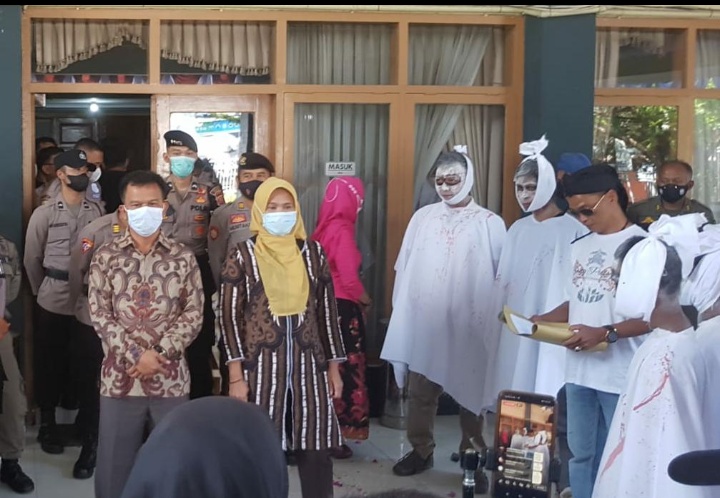 DPRD Kuningan Mati Suri, Formatku Kirim Karangan Bunga