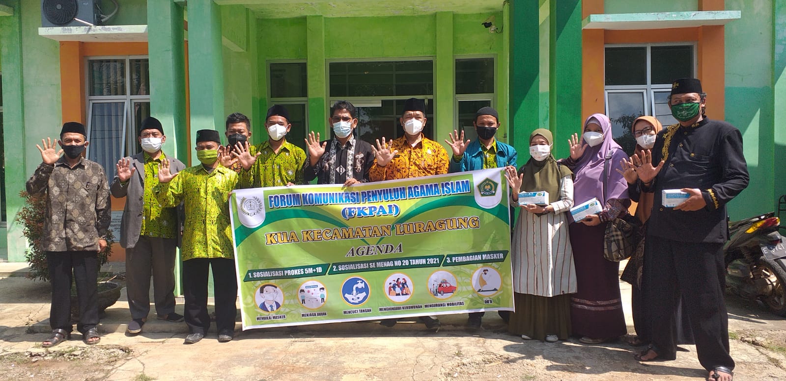 Cegah Penyebaran Covid, Penyuluh Agama Islam Bagikan Masker