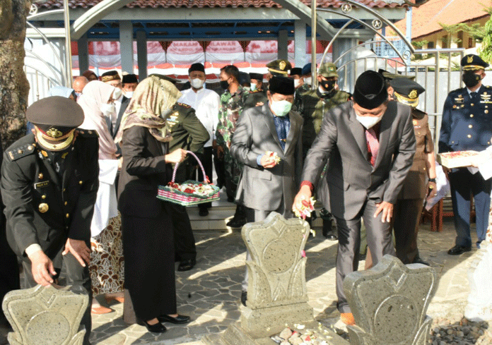 Jelang HUT RI, Pejabat Kompak Ziarah ke Makam Pahlawan Nasional