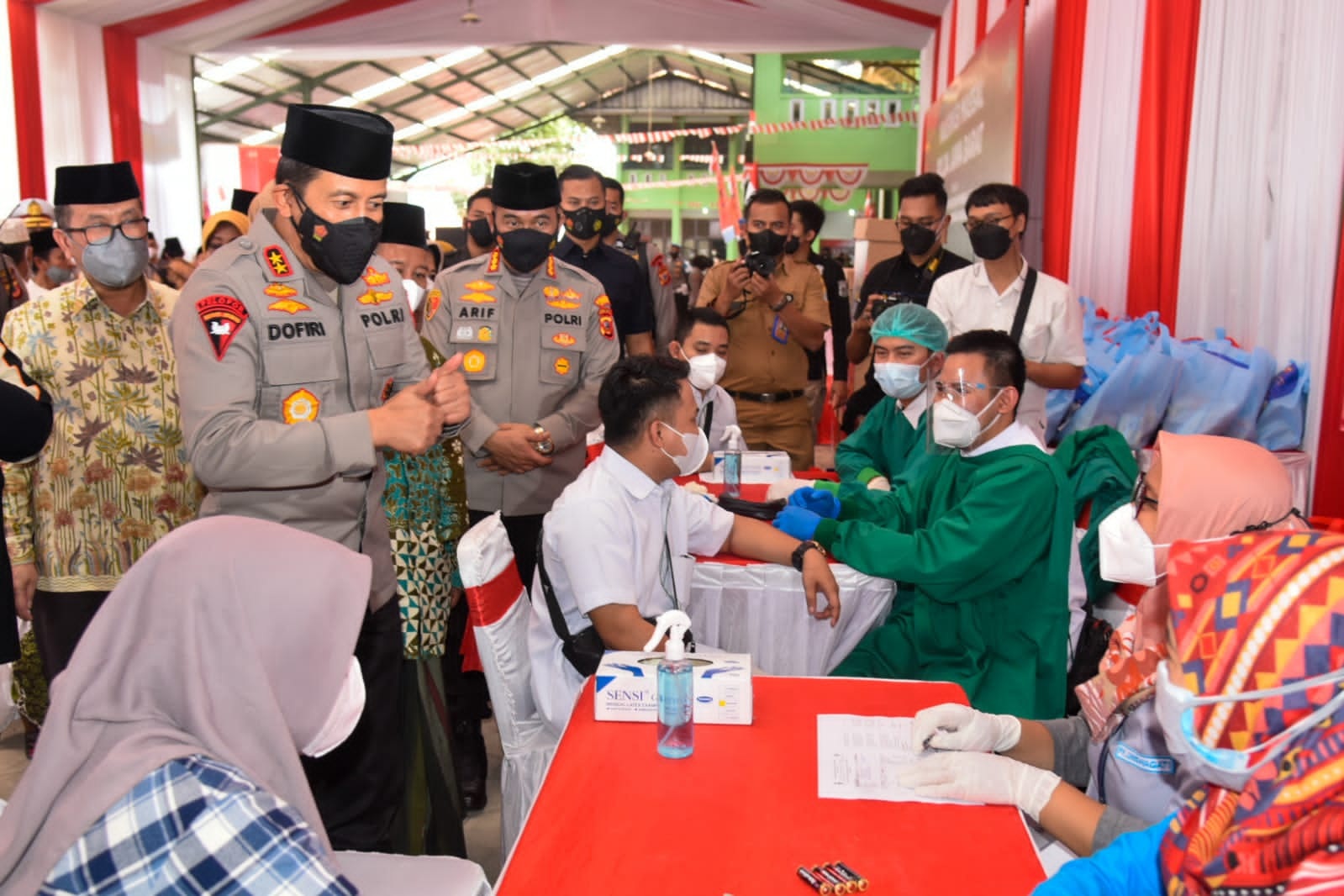 Ribuan Santri Ponpes Babakan Ciwaringin Ikuti Vaksinasi Masal Polda Jabar