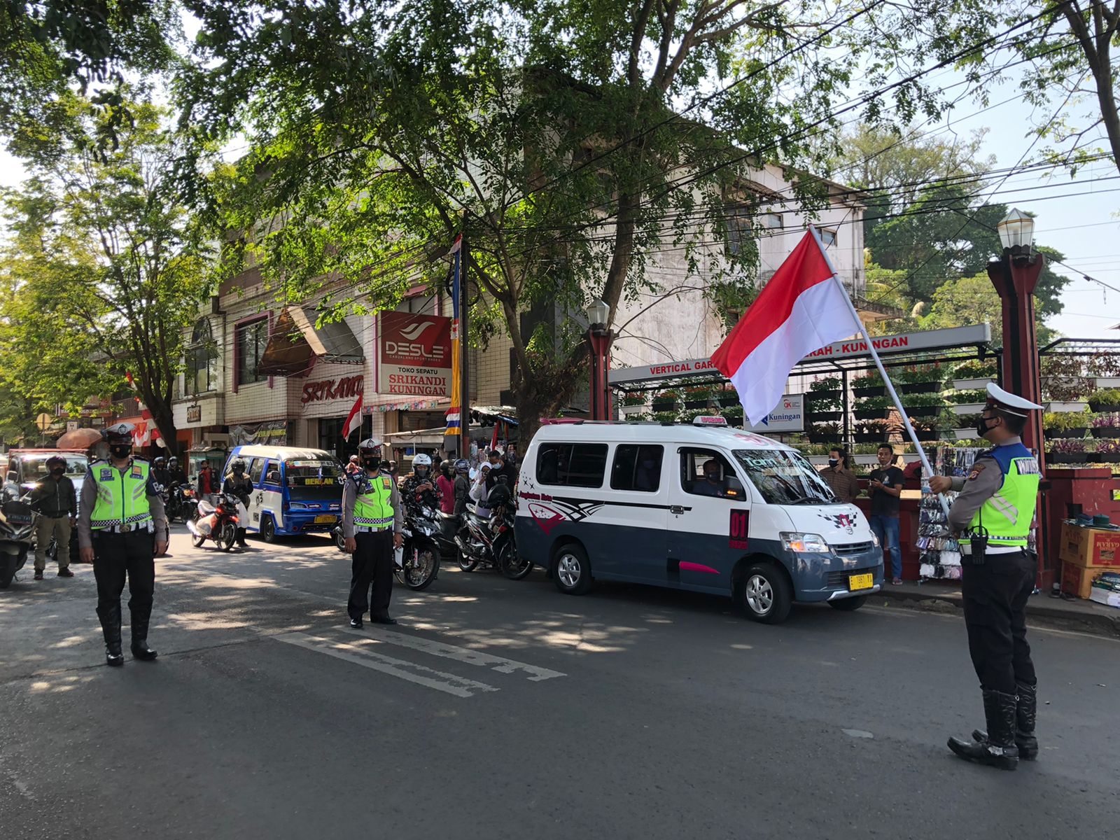 Detik-Detik Proklamasi, Anggota Satlantas Hentikan Kendaraan