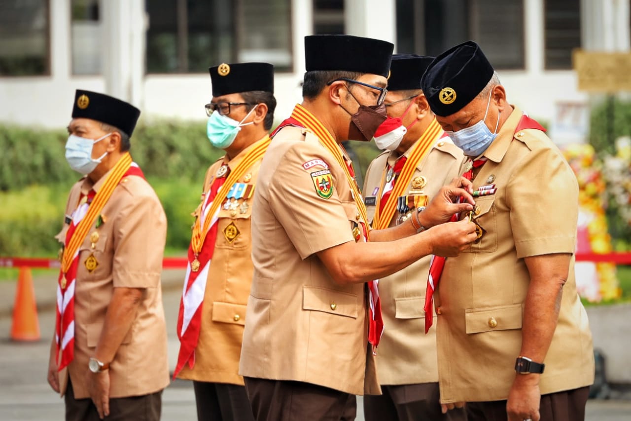 Bupati Acep Terima Penghargaan Lencana Darma Bakti