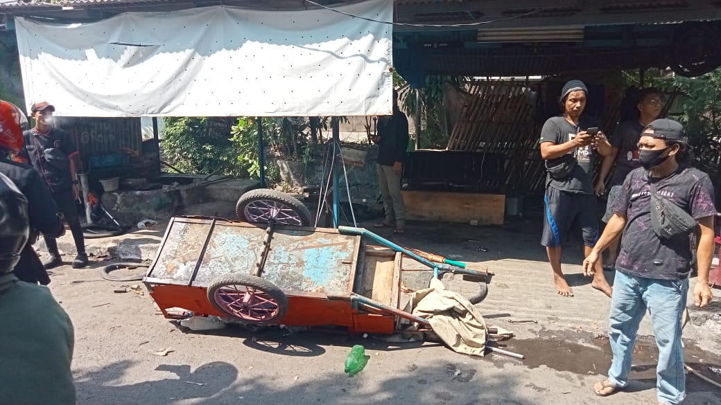 [Breaking News] Tambal Ban di Jalan Samiaji Kota Cirebon Diserang Puluhan Warga, Peralatan Dirusak