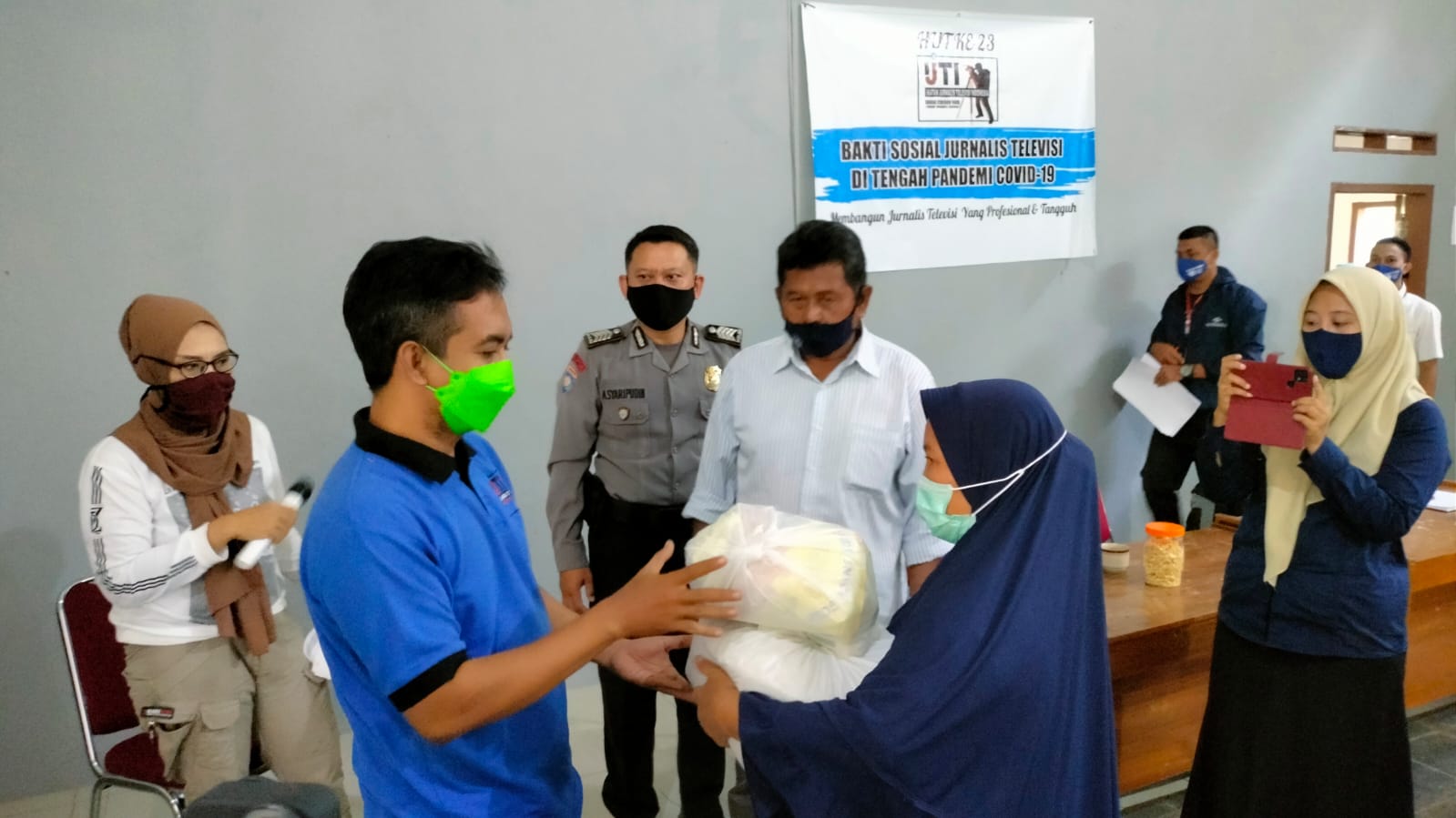 Bantu Warga Terdampak Pandemi, IJTI Cirebon Raya Berikan Bantuan Sembako