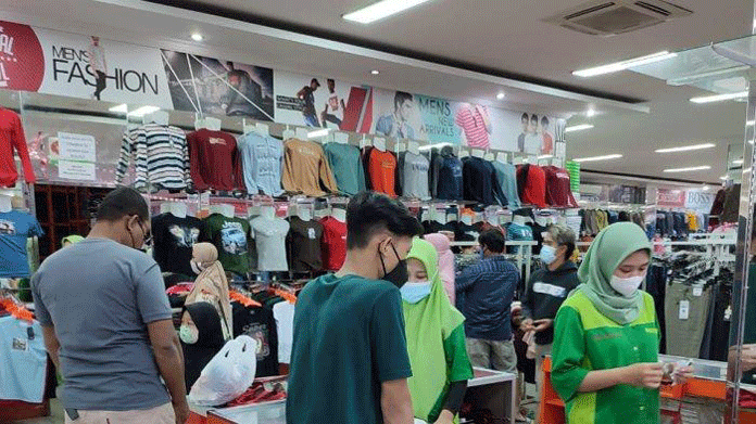 Pengunjung Mall Masih Ada yang Bebas Membawa Anak Kecil