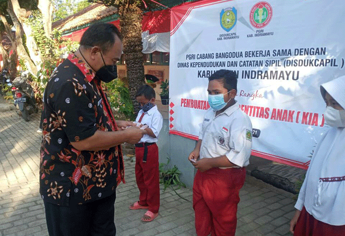 Gandeng Disdukcapil, PGRI Bangodua Buatkan KIA Siswa SD