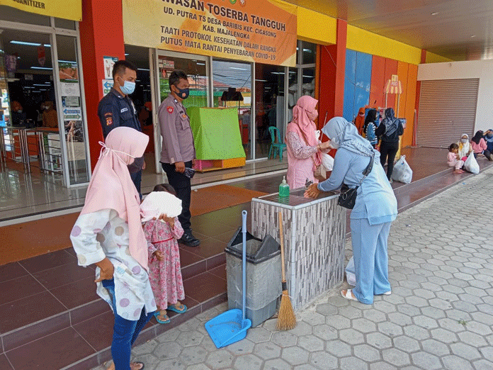 Ingatkan Pengunjung, Petugas Pelototi Pasar hingga Swalayan