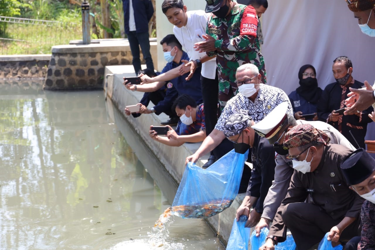 Dukung Swasembada Ikan Tawar, Bupati Tebar Ribuan Benih Ikan