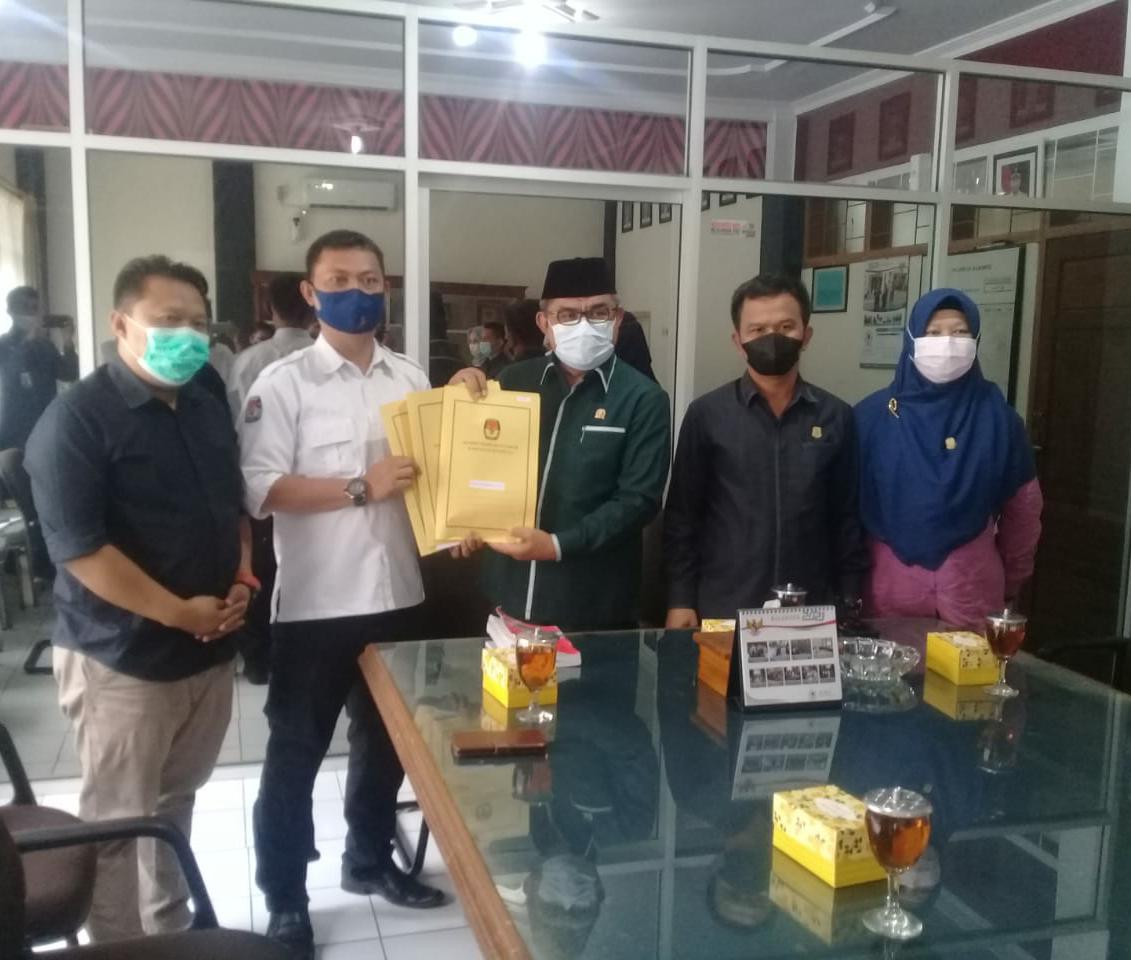 KPU Serahkan Berkas PAW Anggota DPRD F-PKS