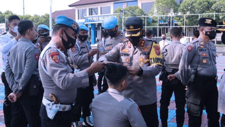 Polisi Wajib Perhatikan Sikap dan Penampilan yang Baik