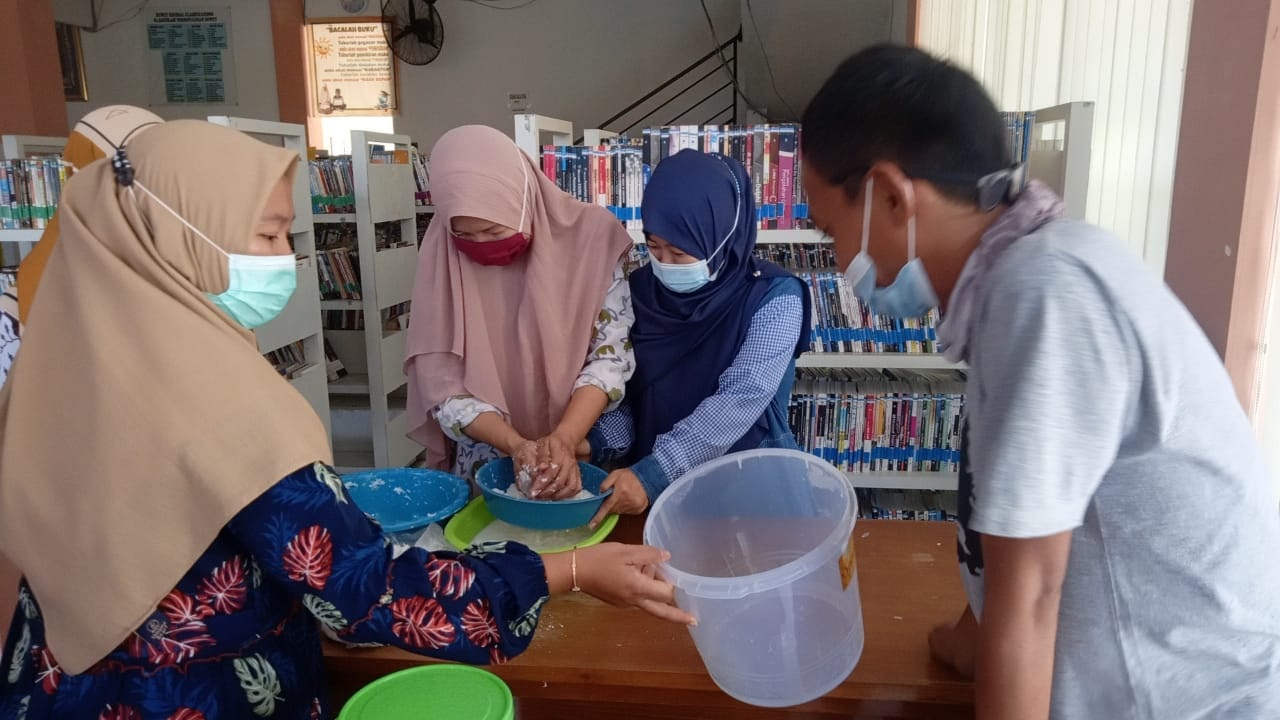 Latih Kaum Ibu Produksi VCO