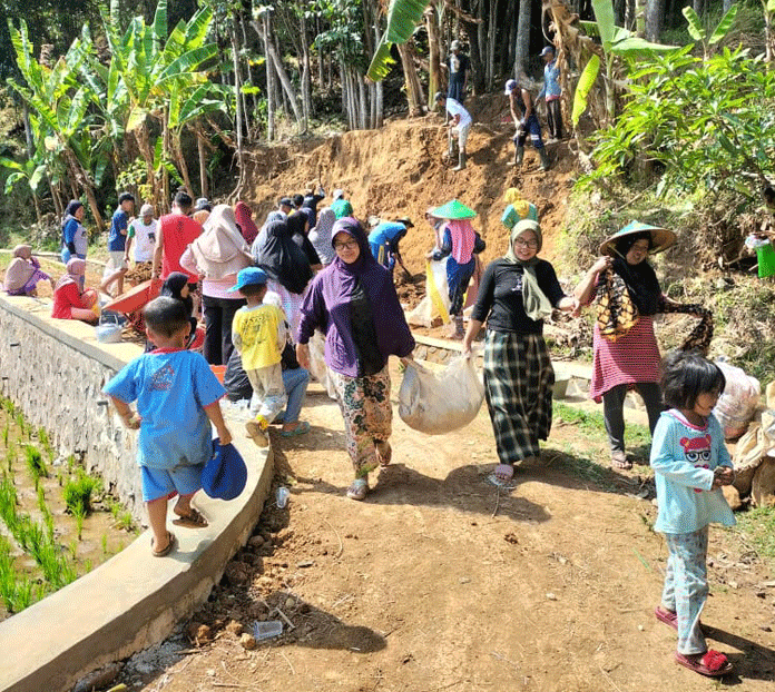 Emak-emak Tidak Mau Kalah dengan Pria, Bantu Bangun Jalan Desa