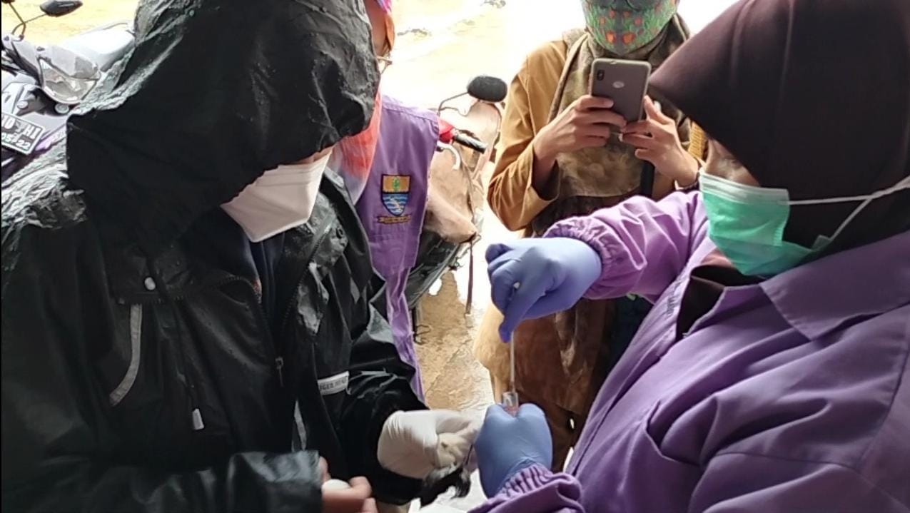 Tim Lab Langsung Ambil Sample Air Liur Burung yang Mati di Balaikota Cirebon