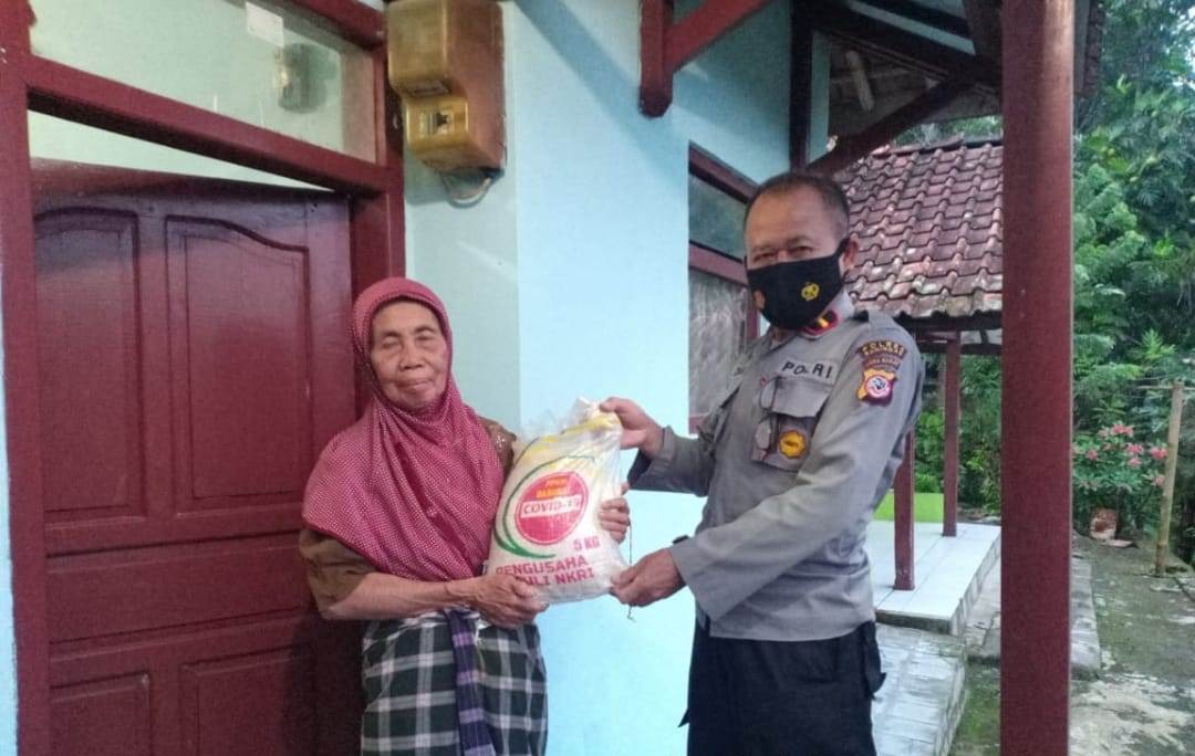 Anggota Polsek Salurkan Bantuan Door To Door