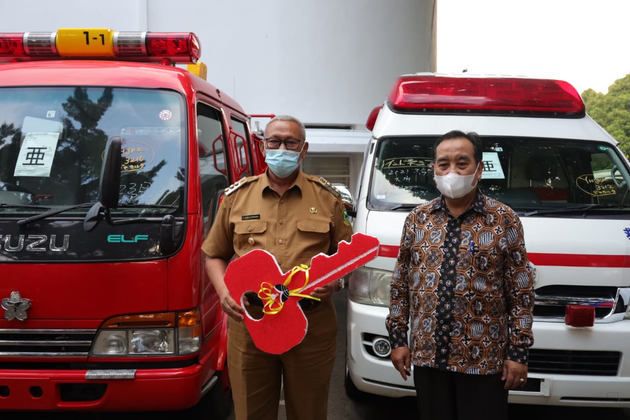 Bupati Terima Hibah Satu Unit Damkar Dan Satu Ambulans