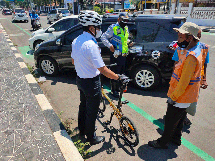 Jalur Sepeda Masih Terhalang Kendaraan Parkir