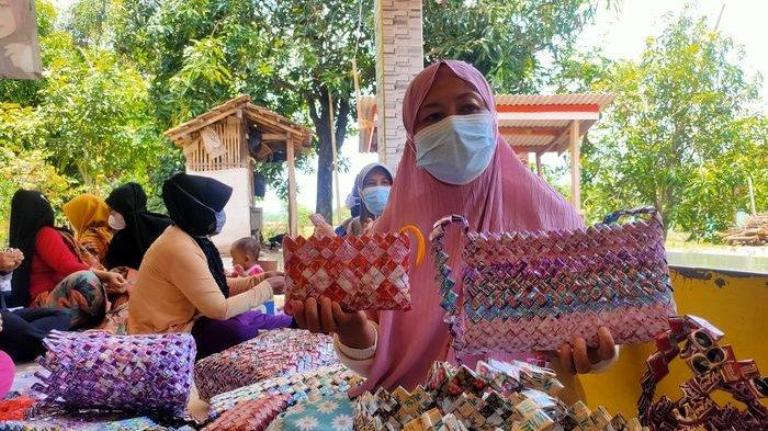 Emak-emak di Majalengka Berkreasi dengan Bungkus Kopi