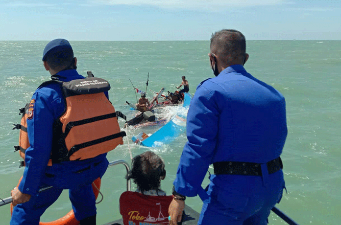 Perahu Terbalik, 6 Nelayan Hampir Saja Tak Tertolong