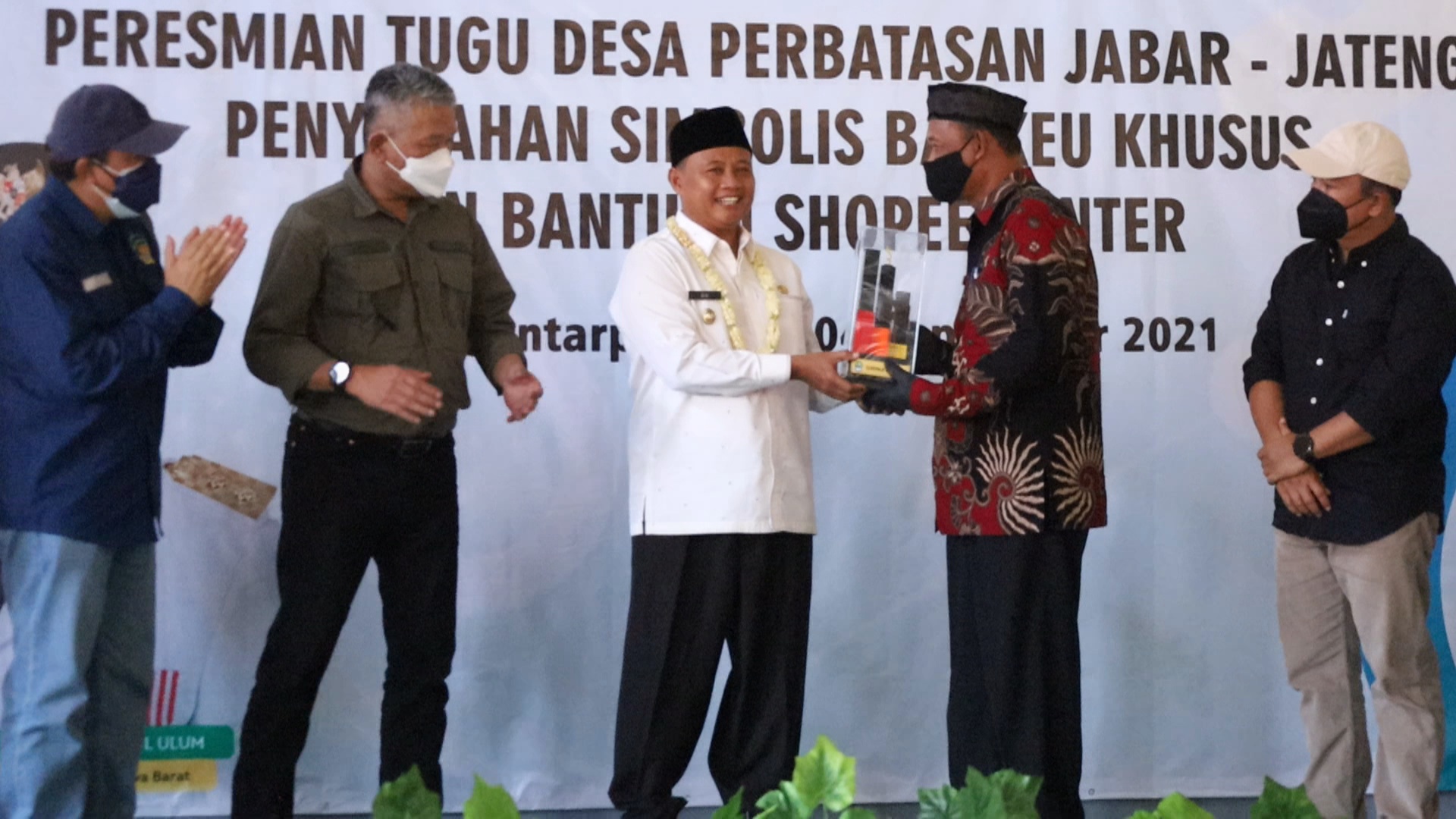 Resmikan Tugu Perbatasan Jabar-Jateng, Wagub : Jadikan Desa Sebagai Pelaku Utama Pembangunan