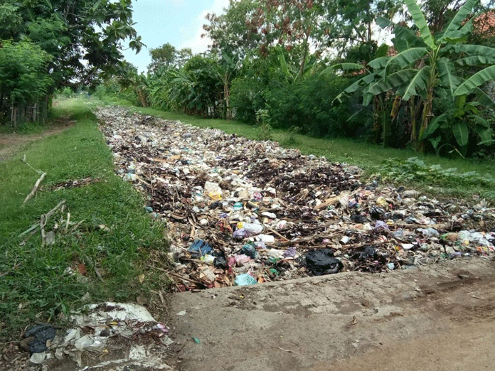 Sampah Penuhi Saluran Irigasi Desa Kalimukti