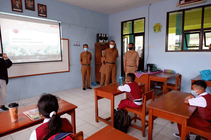 Hari Pertama Masuk Sekolah; Kelas masih Penuh, Perlu Diatur Lagi