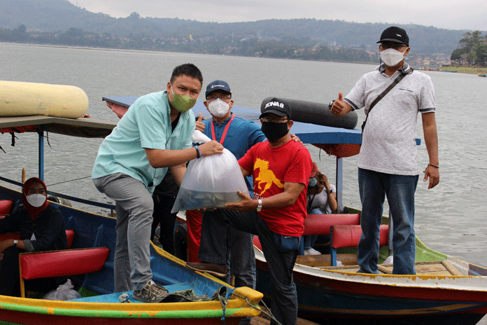 Tebar Benih ikan di Waduk Darma